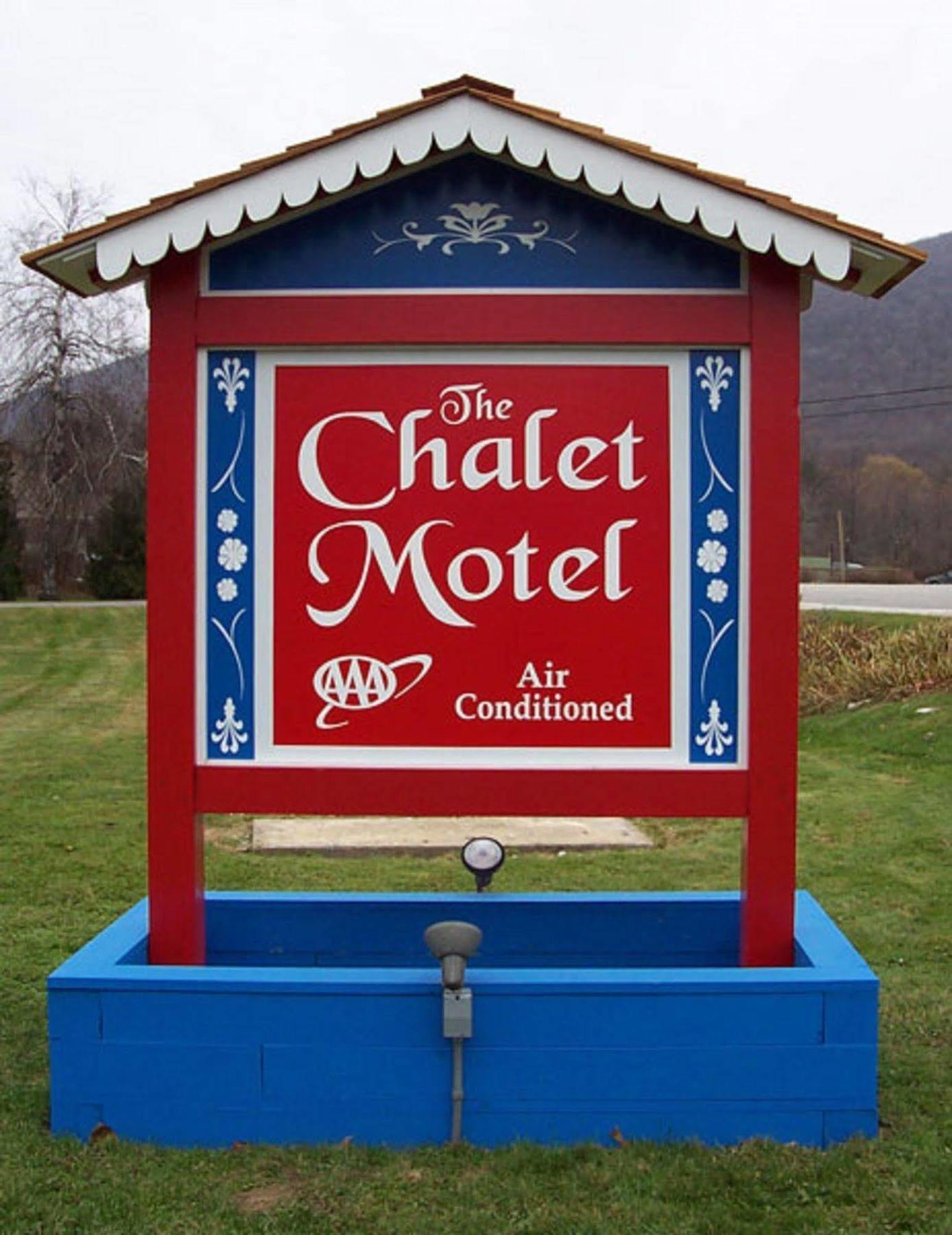 The Chalet Motel By Wyndham Manchester Exterior photo